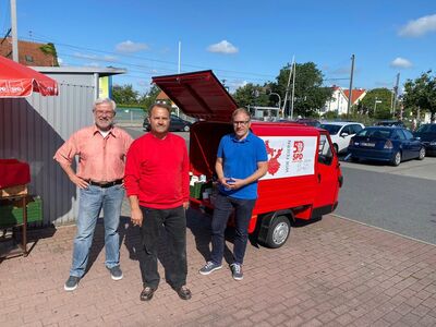 Thomas Scholz, Rüdiger Kanzler und Landtagsabgeordneter Sebastian Cuny vor Ape