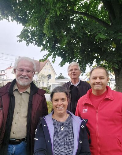 Vorstandsmitglieder Scholz, Gritsch, Horstmann und Kanzler vor der Friedenslinde
