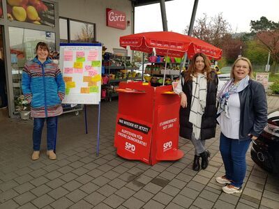 Ellen Kneier-Jost, Frauke Kühnl und Sylvia Grüll am Infostand. Bild: Katharina Metzler