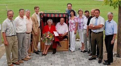 Margot und Helmut Beck im Kreise einiger Parteifreunde